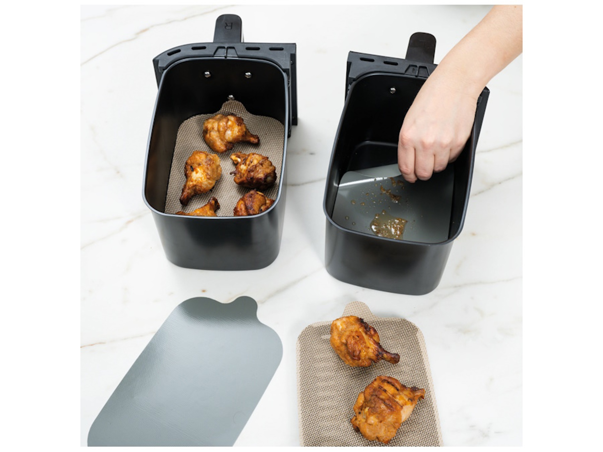 2 Tappetini Resistenti Al Calore Per Piano Di Lavoro 38x45 Cm - Protezione Per Friggitrice Ad Aria, Forno, Microonde - Silicone Nero Antiscivolo