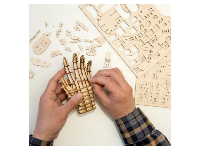 Puzzle in legno 3d mano